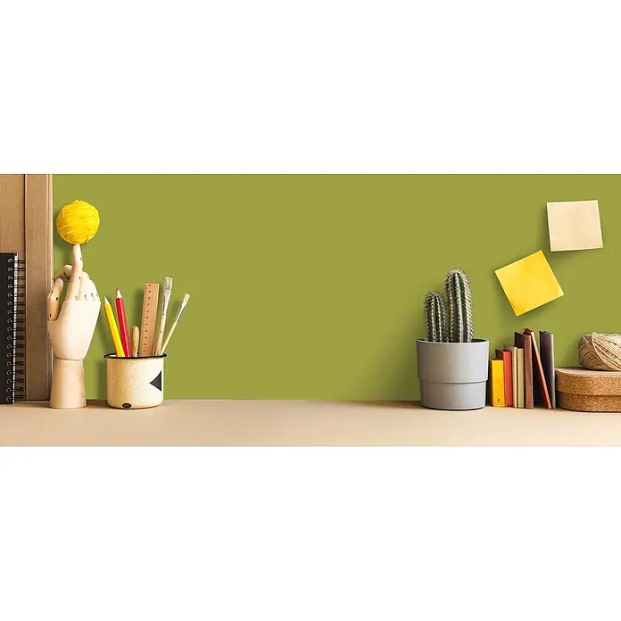 Livingwalls Wandfarbe Grün Kitchy Kiwi 4009 2,5l - Matt, 2,5 l - Kreativer Schreibtisch mit hölzerner Kunsthand, Künstlerbedarf, Kaktus, Büchern und Bastelartikeln auf einem hellbraunen Tisch.