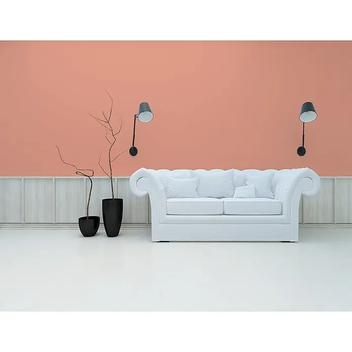 Livingwalls Wandfarbe Rosa Diverse Apricot DD126183 5l - Rosa, Matt, 5 l - Ein weißes kapitoniertes Sofa mit Kissen in einem modernen Wohnambiente.