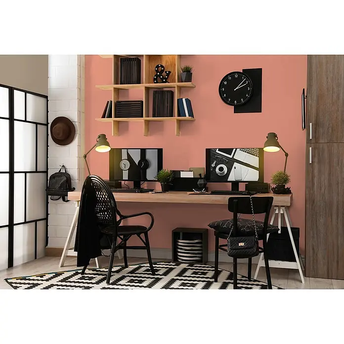 Livingwalls Wandfarbe Rosa Diverse Apricot DD126183 5l - Rosa, Matt, 5 l - Stilvolles Doppel-Heimbüro mit hellem Holzschreibtisch, zwei schwarzen Stühlen, zwei Monitoren, einem Wandregal aus Holz und einem schwarz-weißen Teppich.