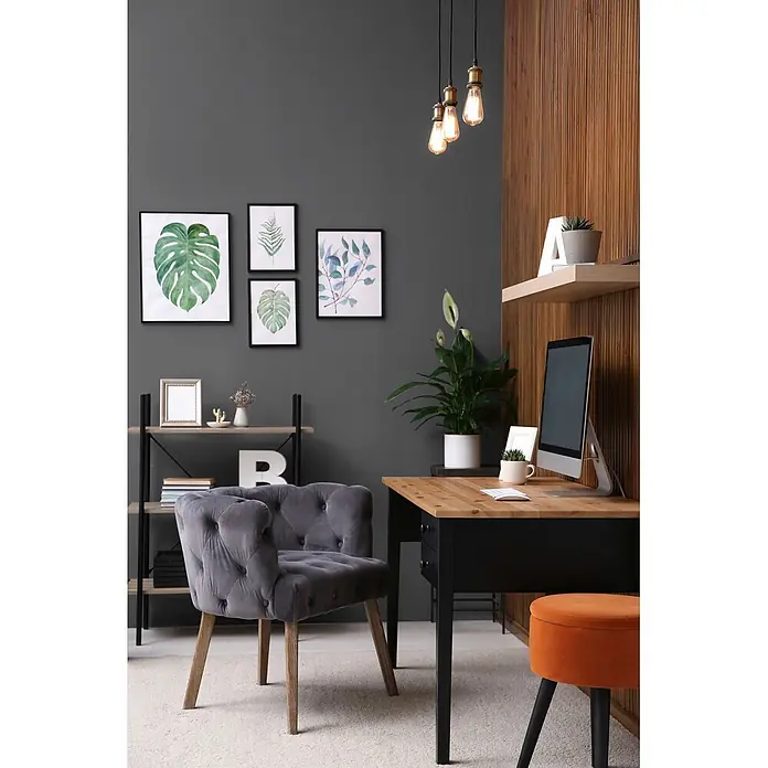 Livingwalls Wandfarbe Grau Cool Grey DD125753 2,5l - Grau, Matt, 2,5 l - Modernes Home-Office mit Holzschreibtisch, grauem Sessel und orangefarbenem Hocker, dekoriert mit Pflanzen und Wandkunst.