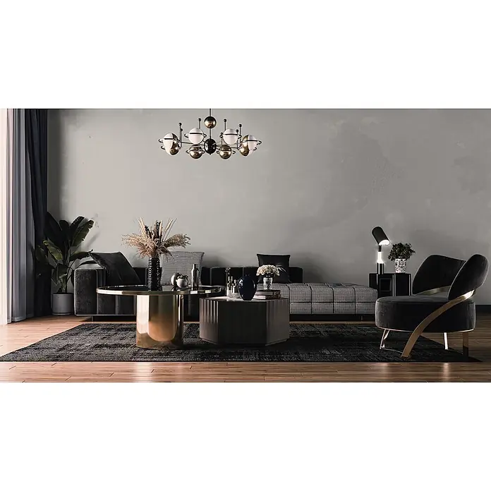 Livingwalls Wandfarbe Grau Creamy Grey DD125767 1l - Grau, Matt, 1 l - Ein schickes Wohnzimmer mit schwarzem Sofa, Hahnentritt-Akzenten, gold-schwarzen Couchtischen und dunklem Samtsessel mit Goldrahmen.
