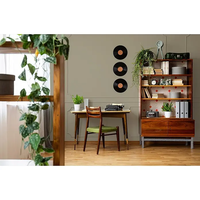 Livingwalls Wandfarbe Braun Dynamic Date 6012 5l - Matt, 5 l - Ein retro-inspiriertes Home Office mit Holzschreibtisch, Schreibmaschine, Stuhl und Bücherregal voller Bücher und Pflanzen.