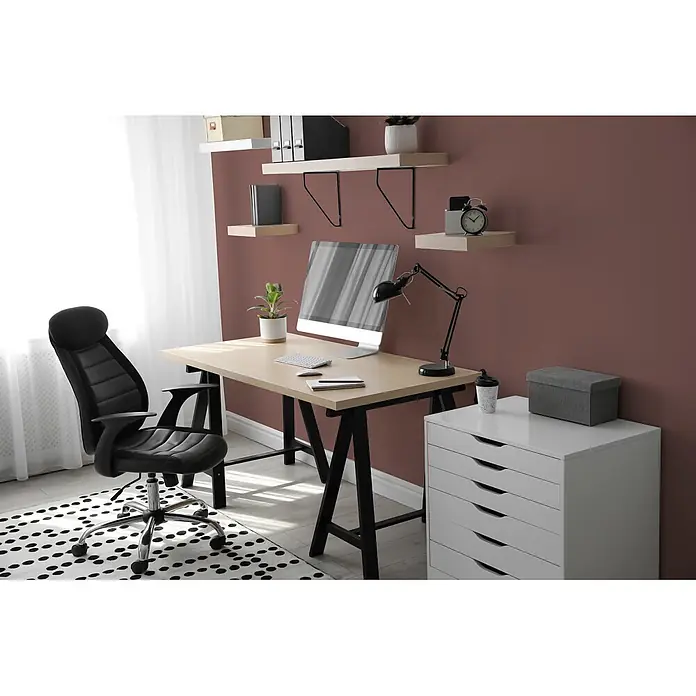 Livingwalls Wandfarbe Braun Rosy Beige DD125853 5l - Braun, Matt, 5 l - Modernes Heimbüro mit hellem Holzschreibtisch, schwarzem Bürostuhl und Wandregalen.