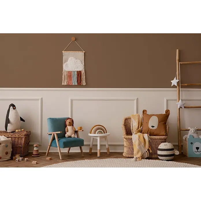 Livingwalls Wandfarbe Braun Soothing Brown DD126061 1l - Braun, Matt, 1 l - Gemütliches Kinderzimmer mit Makramee-Wolkenwandbehang, blauem Sessel und natürlichen Flechtdekor-Elementen.