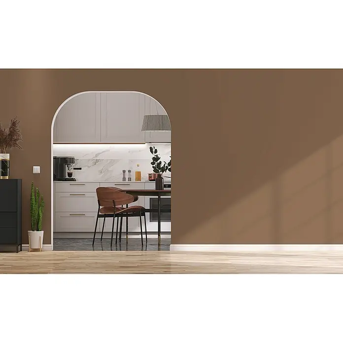 Livingwalls Wandfarbe Braun Soothing Brown DD126061 1l - Braun, Matt, 1 l - Eine gewölbte Öffnung führt zu einer modernen Küche mit hellen Schränken und einem Esstisch mit Holzstühlen. Im Vordergrund eine braune Wand und Holzfußboden.