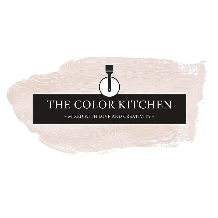 Livingwalls Wandfarbe Rosa Cotton Candy 2002 5l - Matt, 5 l - Logo für 'The Color Kitchen' mit schwarzem Pinsel über weißem Kreis auf schwarzem Banner mit Text, alles auf hellrosa Pinselstrich.