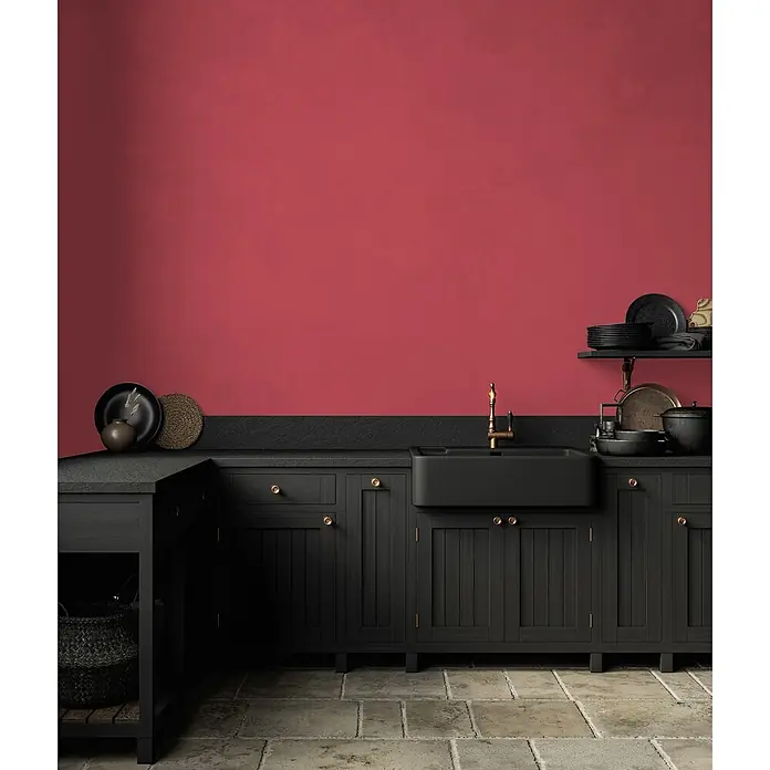 Livingwalls Wandfarbe Pink Peachy Pink DD125872 1l - Pink, Matt, 1 l - Schwarze Holzküchenschränke mit schwarzem Spülbecken und goldener Armatur, mit Messingknäufen auf einer L-förmigen Theke.