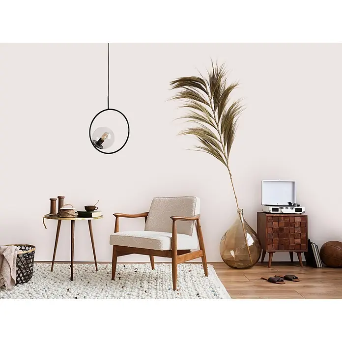 Livingwalls Wandfarbe Rosa Cotton Candy 2002 5l - Matt, 5 l - Ein gemütliches, modernes Wohnzimmer mit beigem Sessel, Holztisch, schwarzer Pendelleuchte und Trockenpflanze in Glasvase.