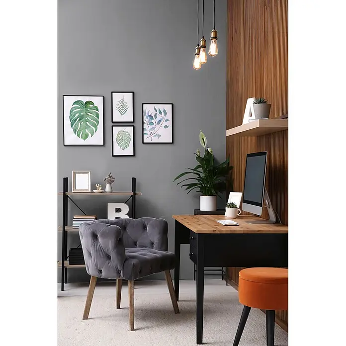 Livingwalls Wandfarbe Grau Cool Grey DD125737 1l - Grau, Matt, 1 l - Grauer, getufteter Samtsessel mit Holzbeinen an einem Schreibtisch im modernen Home-Office.