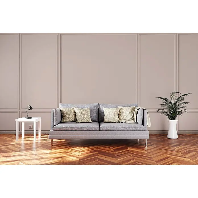 Livingwalls Wandfarbe Beige Rosy Beige DD125841 5l - Beige, Matt, 5 l - Ein modernes graues Stoffsofa mit gemusterten Kissen und einer Decke, platziert in einem Wohnzimmer mit Beistelltisch und Pflanze.