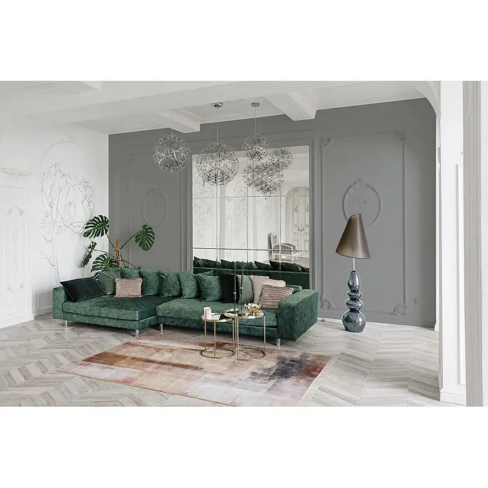 Livingwalls Wandfarbe Grau Cool Grey DD125745 5l - Grau, Matt, 5 l - Smaragdzgrünes Ecksofa und goldene runde Couchtische in einem stilvollen Wohnzimmer.