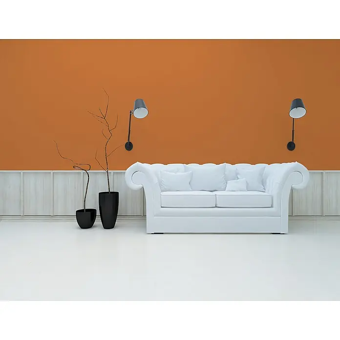 Livingwalls Wandfarbe Orange Dusty Orange DD126149 2,5l - Orange, Matt, 2,5 l - Weißes Chesterfield-Sofa mit Kissen in einem modernen Wohnzimmer mit orangefarbener Wand.