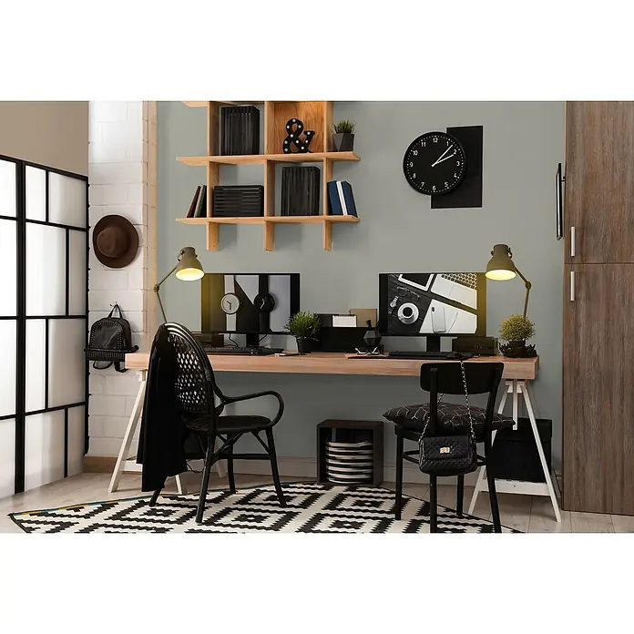 Livingwalls Wandfarbe Grau Calm Taupe DD126021 5l - Grau, Matt, 5 l - Ein modernes Heimbüro mit einem Holzschreibtisch, zwei Computereinrichtungen, schwarzen Stühlen und einem geometrisch gemusterten Teppich.