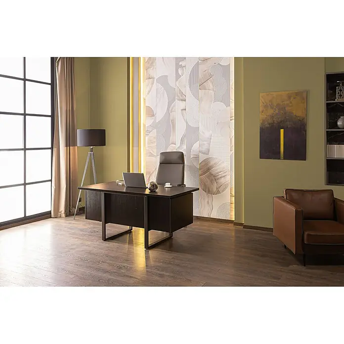 Livingwalls Wandfarbe Grün Gentle Lime DD125981 2,5l - Grün, Matt, 2,5 l - Dunkelbrauner Chefschreibtisch mit schwarzem Bürostuhl, Laptop und Tasse.