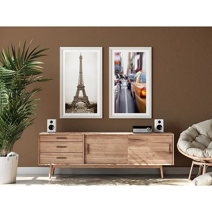Livingwalls Wandfarbe Braun Awesome Anis 6007 5l - Matt, 5 l - Strukturierte braune Wand mit kreisförmigem Putzmuster in einem modernen Wohnraum.