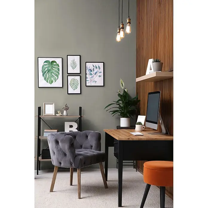 Livingwalls Wandfarbe Grau Calm Taupe DD126018 5l - Grau, Matt, 5 l - Modernes Heimbüro mit Holzschreibtisch, schwarzem Gestell, grauem Sessel und orangem Hocker. Computer und Pflanze auf dem Tisch.
