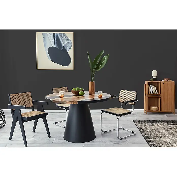 Livingwalls Wandfarbe Schwarz Deep Black DD125734 1l - Schwarz, Matt, 1 l - Ein modernes Esszimmer-Set mit einem runden Holztisch auf schwarzem Fuß, Rattanstühlen und einem Holzschrank in einem Wohnraum.