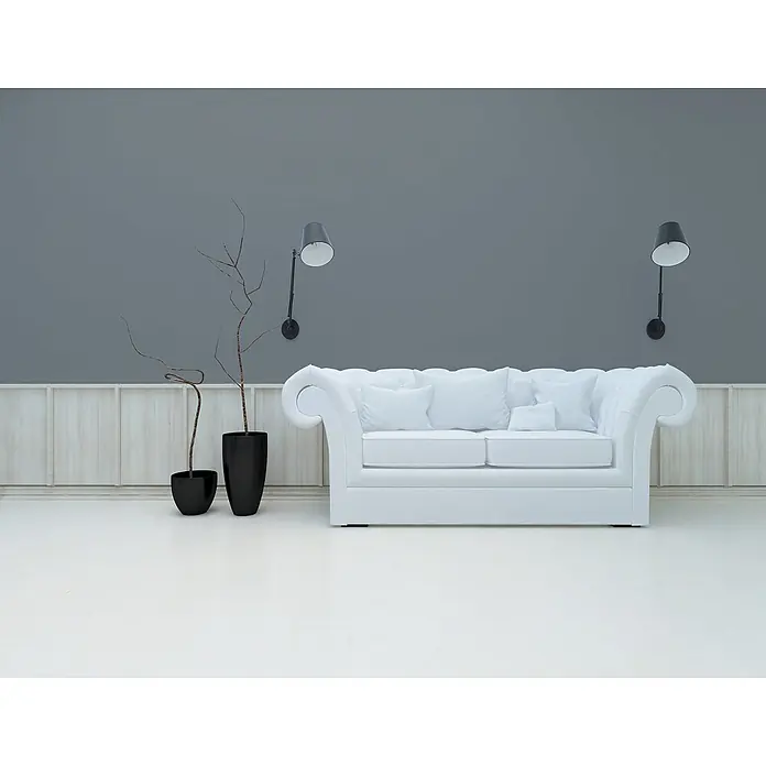 Livingwalls Wandfarbe Grau Cool Grey DD125751 5l - Grau, Matt, 5 l - Weißes getuftetes Sofa mit Kissen in einem modernen Wohnzimmer.
