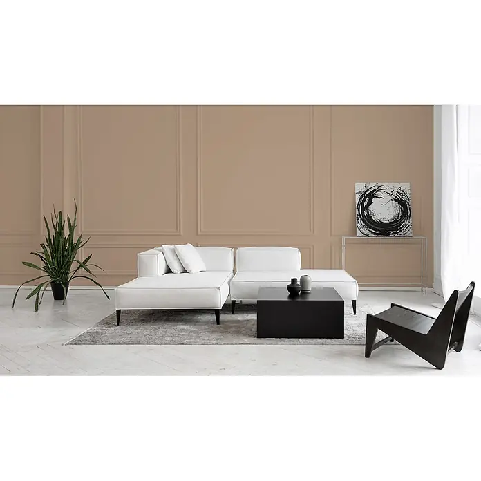 Livingwalls Wandfarbe Beige Sandy Beige DD126093 5l - Beige, Matt, 5 l - Weißes Ecksofa, schwarzer Couchtisch und schwarzer Holzstuhl in einem modernen Wohnzimmer.