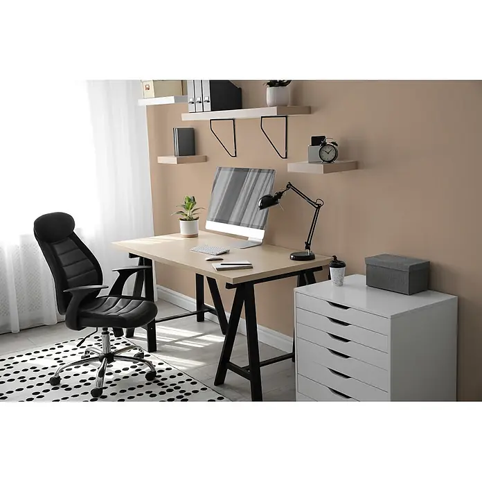 Livingwalls Wandfarbe Beige Sandy Beige DD126093 5l - Beige, Matt, 5 l - Ein modernes Homeoffice mit hellem Holzschreibtisch, schwarzem Ergonomiestuhl, Computer und Schubladenschrank.