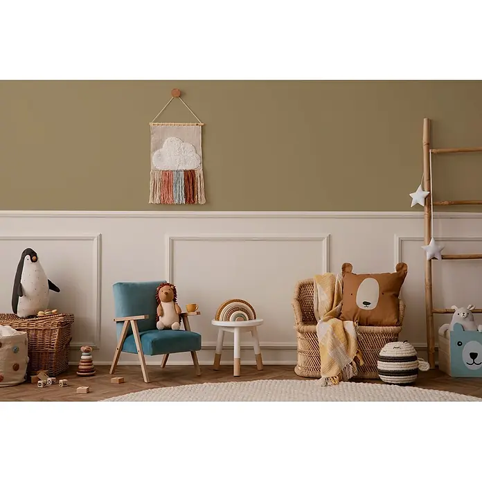 Livingwalls Wandfarbe Grün Gentle Lime DD125992 1l - Grün, Matt, 1 l - Gemütliches Kinderzimmer mit blaugrünem Stuhl, Korbmöbeln, Spielzeug und einem Wolken-Wandbehang als warmer Spielbereich.