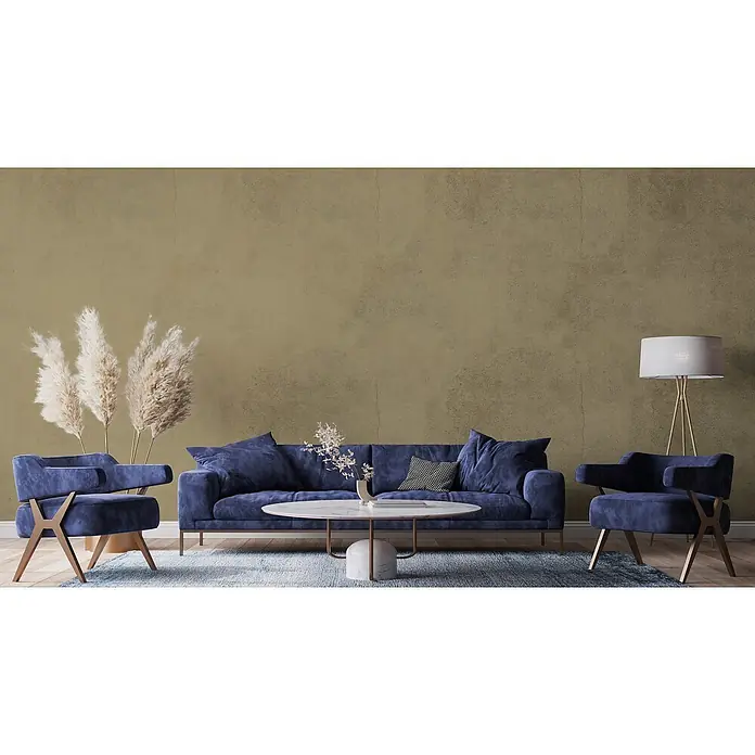 Livingwalls Wandfarbe Grün Gentle Lime DD125992 1l - Grün, Matt, 1 l - Modernes Wohnzimmer mit tiefblauer Couch, zwei Sesseln, Marmor-Couchtisch, Pampasgras und einer Stehlampe.