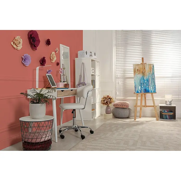 Livingwalls Wandfarbe Pink Peachy Pink DD125861 2,5l - Pink, Matt, 2,5 l - Moderner weißer Schreibtisch und ergonomischer Stuhl in einem farbenfrohen Heimbüro, ideal für kreative Arbeit.