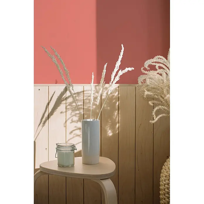 Livingwalls Wandfarbe Pink Peachy Pink DD125861 2,5l - Pink, Matt, 2,5 l - Helle blaue Vase mit weißem Pampasgras und Kerzenglas auf Holztisch vor korallroter Wand.