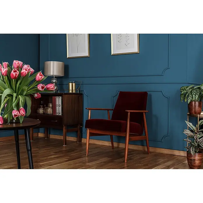 Livingwalls Wandfarbe Blau Ocean Blue DD125889 5l - Blau, Matt, 5 l - Roter Samtsessel mit Holzgestell, gemütliche Sitzgelegenheit in einem stilvollen Wohnzimmer mit petrolfarbener Akzentwand.