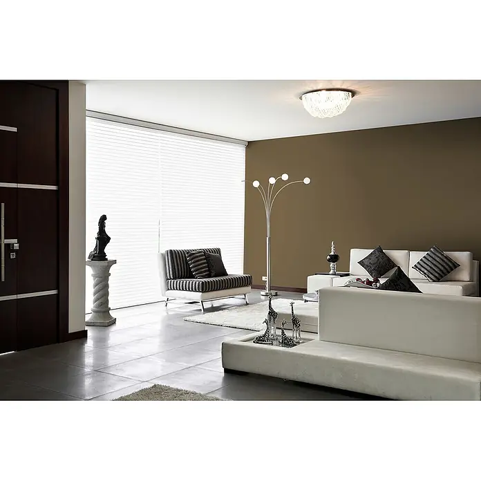 Livingwalls Wandfarbe Braun Mellow Brown DD126040 1l - Braun, Matt, 1 l - Modernes Wohnzimmer mit weißen Sofas, gestreiftem Sessel, brauner Akzentwand und hellen Jalousien. Moderne Dekoration und Beleuchtung.