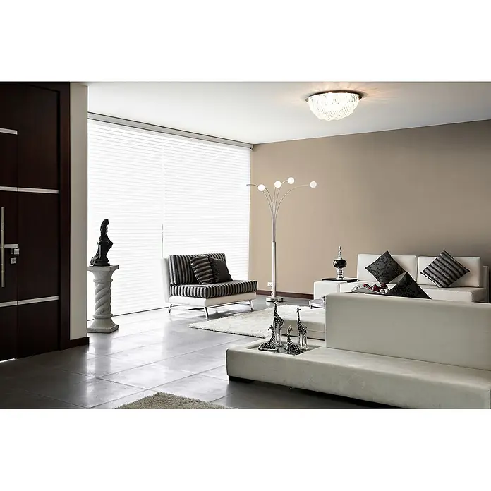 Livingwalls Wandfarbe Beige Soothing Brown DD126051 5l - Beige, Matt, 5 l - Modernes Wohnzimmer mit weißen Sofas, gestreiftem Sessel, Deko-Giraffen und großem Fenster mit Jalousien.