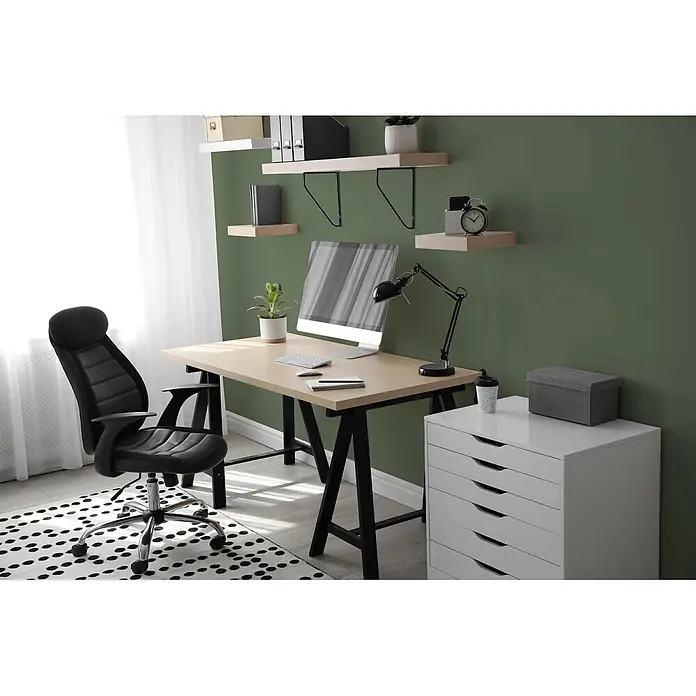 Livingwalls Wandfarbe Grün Sage Green DD125969 2,5l - Grün, Matt, 2,5 l - Modernes Heimbüro mit hellem Holzschreibtisch, schwarzem Bürostuhl, Computer und Regalen.