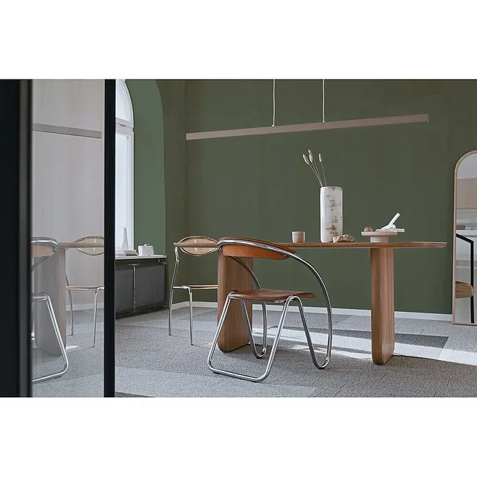Livingwalls Wandfarbe Grün Sage Green DD125969 2,5l - Grün, Matt, 2,5 l - Ein moderner Essbereich mit Holztisch, eleganten Stühlen mit Chromgestell und braunen Ledersitzen sowie einer linearen Pendelleuchte.
