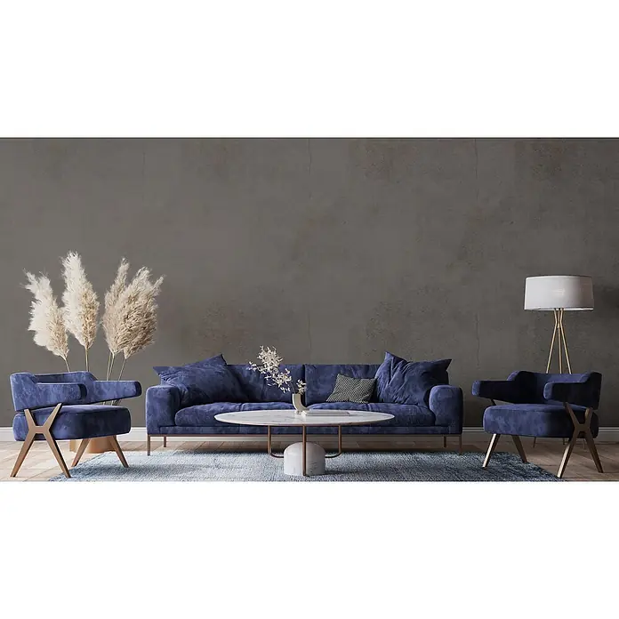 Livingwalls Wandfarbe Grau Creamy Grey DD125772 5l - Grau, Matt, 5 l - Ein modernes Wohnzimmer mit marineblauem Sofa und Sesseln, einem Couchtisch aus weißem Marmor und Pampasgrasdeko.