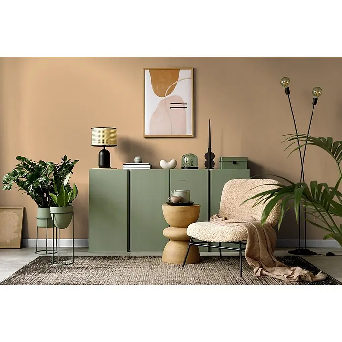 Livingwalls Wandfarbe Beige Sandy Beige DD126083 2,5l - Beige, Matt, 2,5 l - Gemütliches Wohnzimmer mit einem salbeigrünen Schrank, einem flauschigen beigefarbenen Sessel und einem einzigartigen Beistelltisch aus Holz.