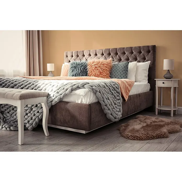 Livingwalls Wandfarbe Beige Sandy Beige DD126083 2,5l - Beige, Matt, 2,5 l - Gemütliches Schlafzimmer mit braunem Polsterbett, getuftetem Kopfteil und grober grauer Strickdecke.