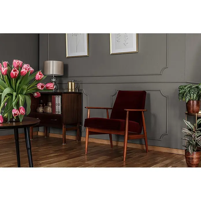 Livingwalls Wandfarbe Grau Creamy Grey DD125772 5l - Grau, Matt, 5 l - Dunkelroter Samtsessel mit Holzrahmen in einem stilvollen Wohnzimmer.