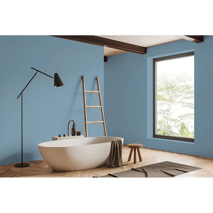 Livingwalls Wandfarbe Blau Ocean Blue DD125893 1l - Blau, Matt, 1 l - Weiße ovale Badewanne in einem modernen Badezimmer mit blauen Wänden und Holzfußboden.