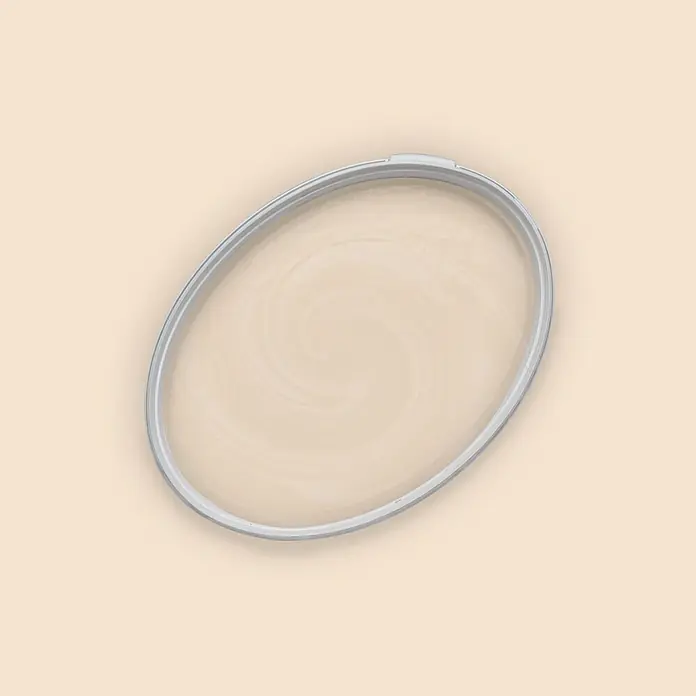 Livingwalls Wandfarbe Beige Piña Colada 5001 2,5l - Matt, 2,5 l - Ovaler silberner Stickrahmen mit hellem cremefarbenem Stoff, der ein subtiles Wirbelmuster aufweist.