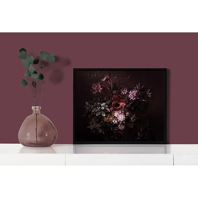 Livingwalls Wandfarbe Rot Red Wine 7013 2,5l - Rot, Matt, 2,5 l - Dunkles gerahmtes Blumenkunstwerk mit einer reichen Blumenkomposition, ausgestellt auf einem weißen Regal.