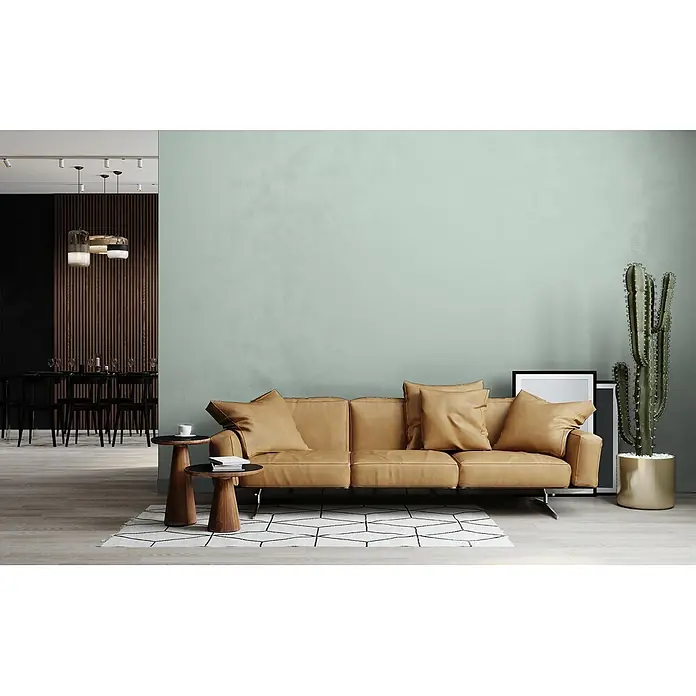 Livingwalls Wandfarbe Grün Soft Green DD125921 2,5l - Grün, Matt, 2,5 l - Braunes Ledersofa mit zwei Beistelltischen in modernem Wohnzimmer.