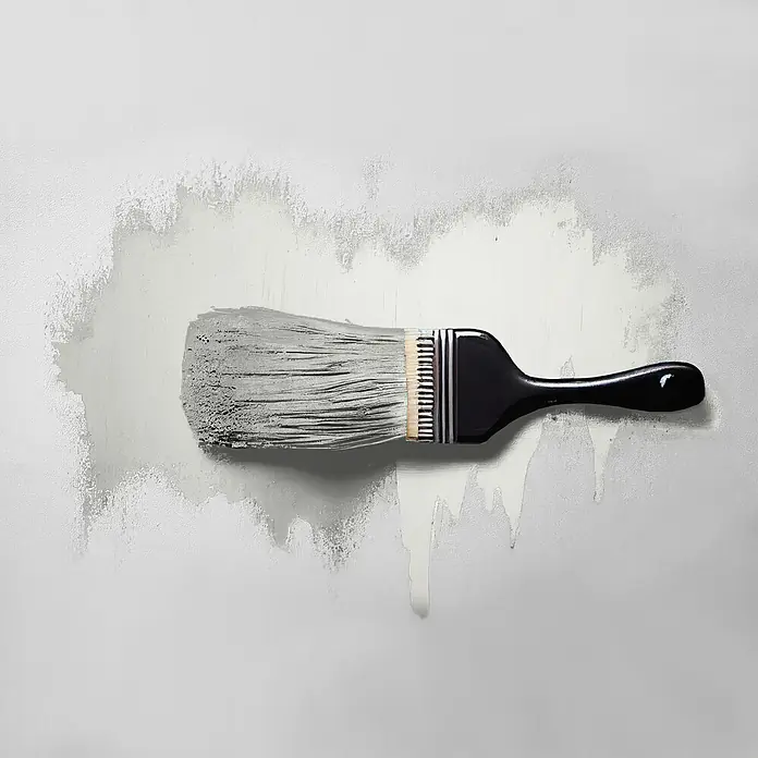 Livingwalls Wandfarbe Creme Shady Sugar 1008 2,5l - Matt, 2,5 l - Schwarzer Pinsel mit grauer Farbe auf den Borsten, der einen hellgrauen Strich auf einer Oberfläche zieht. Frische Farbtropfen sind sichtbar.