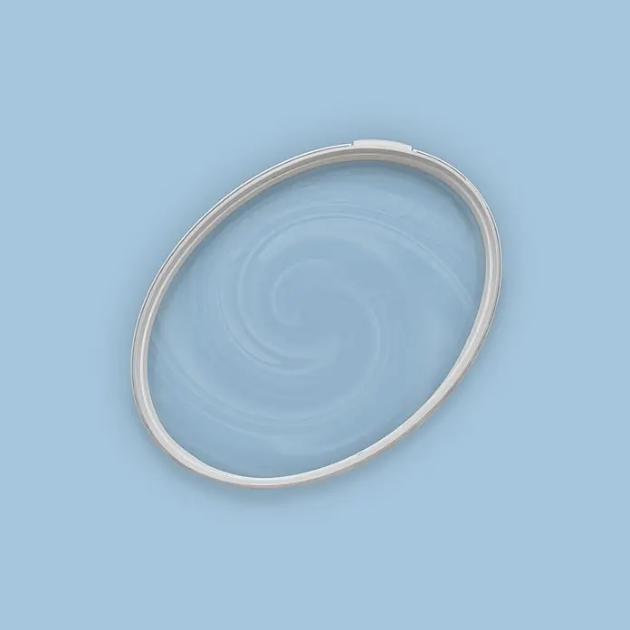Livingwalls Wandfarbe Blau Soft Sky 3003 5l - Matt, 5 l - Hellgrauer ovaler Kunststoffdeckel mit transparentem Zentrum, das eine verwirbelte Textur zeigt, für Eimer oder Behälter.