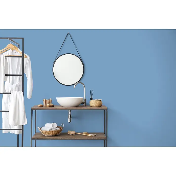 Livingwalls Wandfarbe Blau Blue Herring 3004 5l - Matt, 5 l - Modernes Badezimmer-Waschtisch mit weißem Waschbecken, Chromarmatur, rundem Spiegel und Metallkleiderständer mit Bademantel und Handtüchern.