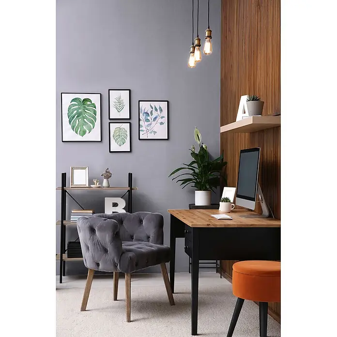 Livingwalls Wandfarbe Violett Simple Mauve DD125783 2,5l - Violett, Matt, 2,5 l - Modernes Home Office mit Holzschreibtisch, grauem Polstersessel und botanischen Drucken. Mit Pflanzen und warmer Beleuchtung.