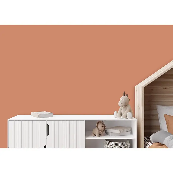 Livingwalls Wandfarbe Orange Ruddy Rosehip 5012 2,5l - Matt, 2,5 l - Weißes Aufbewahrungskabinett im Kinderzimmer, mit Büchern und Kuscheltieren. Ideal für Spielzeugaufbewahrung.
