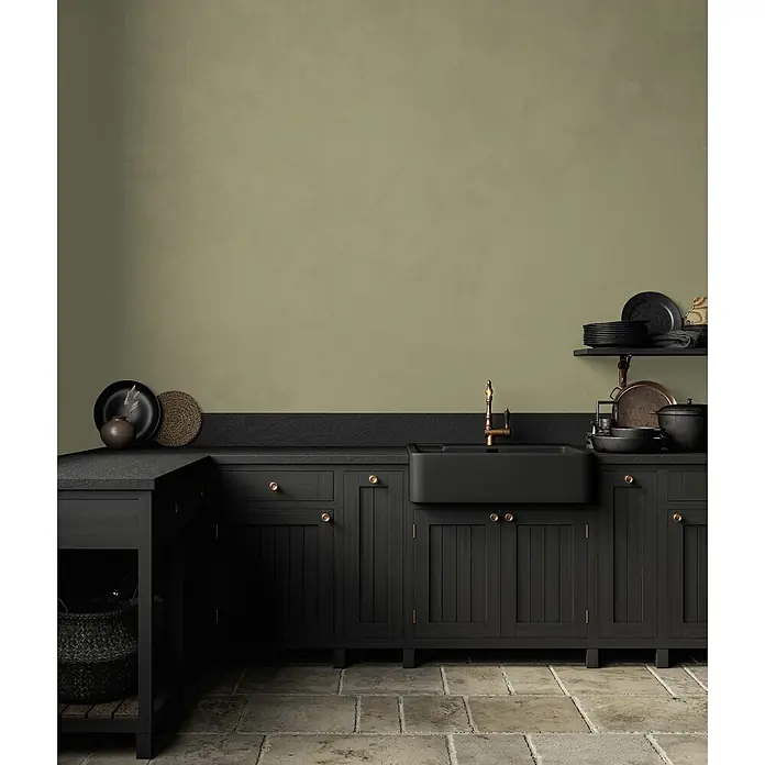 Livingwalls Wandfarbe Grün Gentle Lime DD125999 2,5l - Grün, Matt, 2,5 l - Gedämpfte olivgrüne Wand in rustikaler Küche mit schwarzen Schränken und Messinghahn.