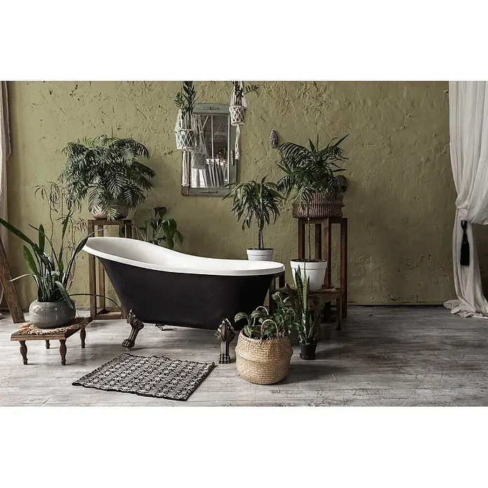 Livingwalls Wandfarbe Grün Gentle Lime DD125999 2,5l - Grün, Matt, 2,5 l - Eine klassische schwarz-weiße Klauenfußwanne in einem ruhigen, pflanzenreichen Badezimmer mit Spa-Atmosphäre.