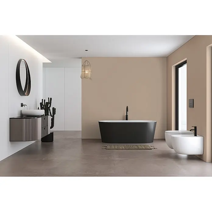 Livingwalls Wandfarbe Beige Sandy Beige DD126077 2,5l - Beige, Matt, 2,5 l - Schwarze freistehende Badewanne in einem modernen Badezimmer mit beiger Wand.
