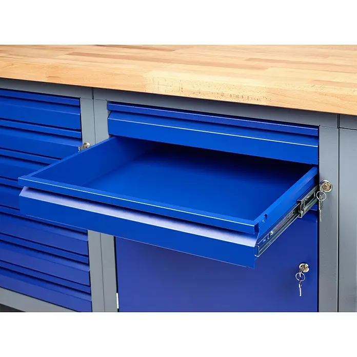 Küpper Profi Modul System Unterschrank Rechtsanschlag - L x B x H: 56 x 55 x 66 cm - Detailaufnahme eines blauen Werkstattwagens mit einer offenen Schublade, die einen Einblick in das Innere gewährt.